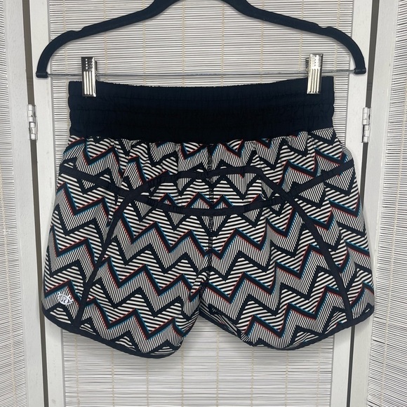 Lululemon Seawheeze 2014 Tracker Shorts II Size 6 Black White Red Athletic - Picture 3 of 7